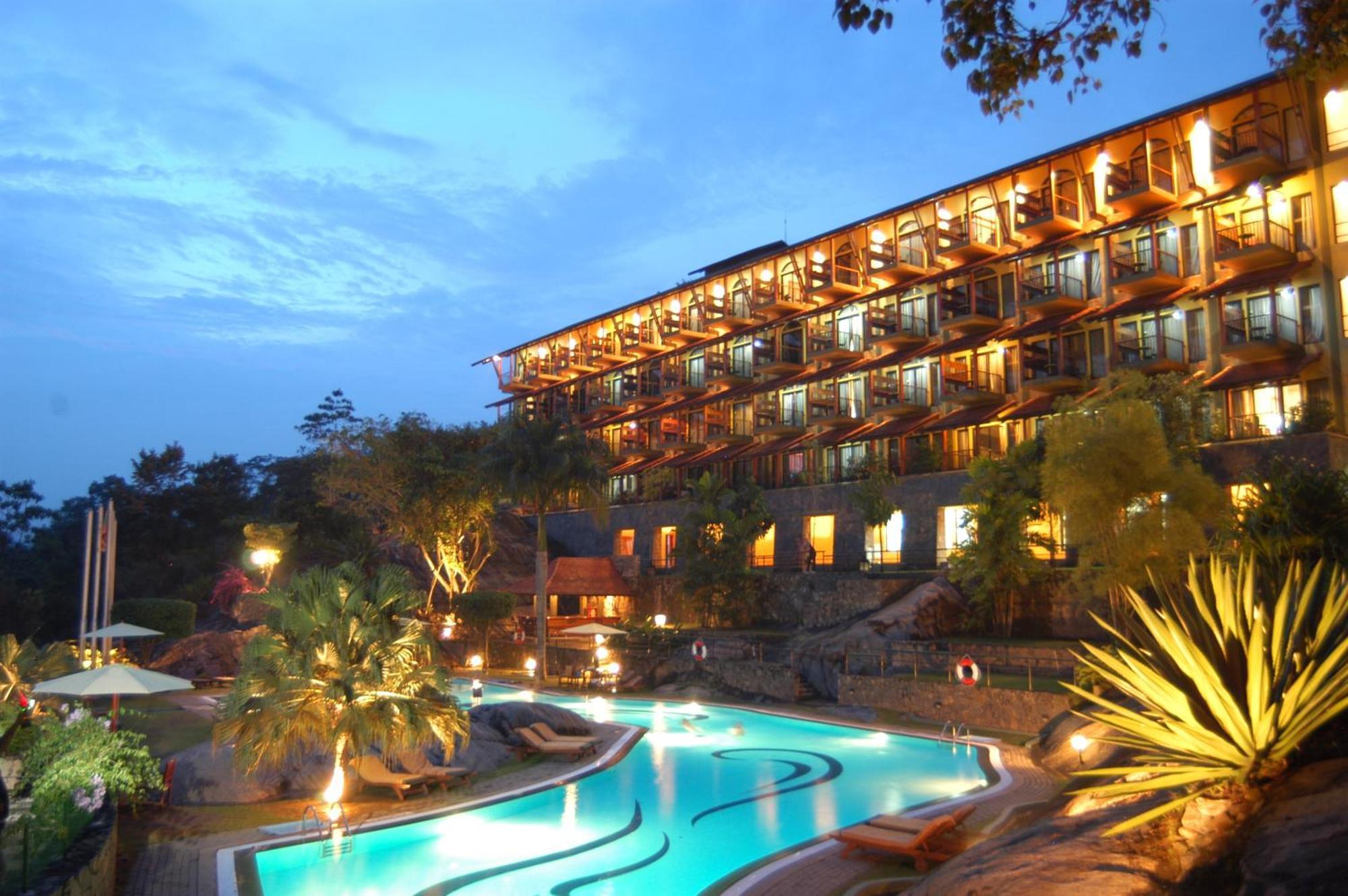 Earl'S Regency Hotel Kandy Exterior foto